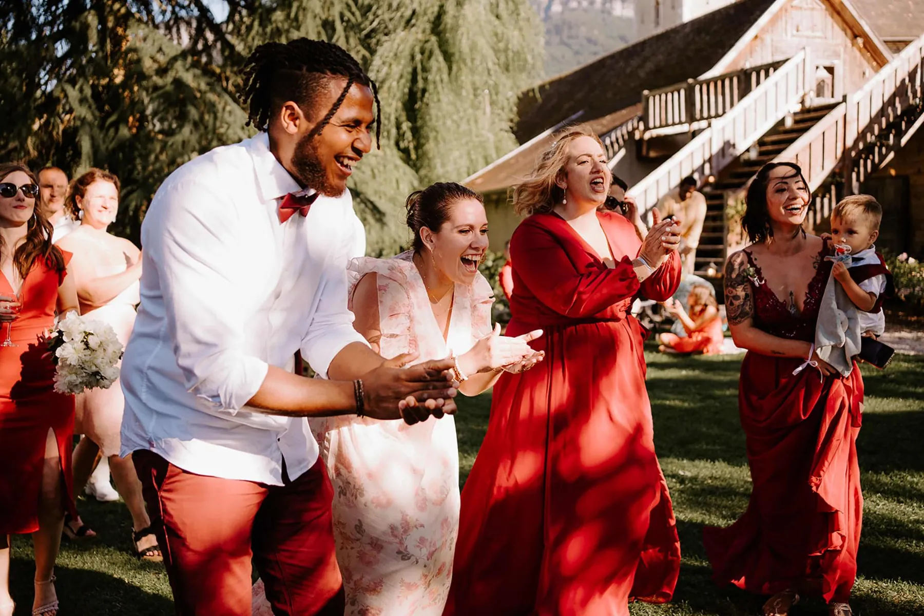 Invités célébrant un mariage accompagné par Events by Vita