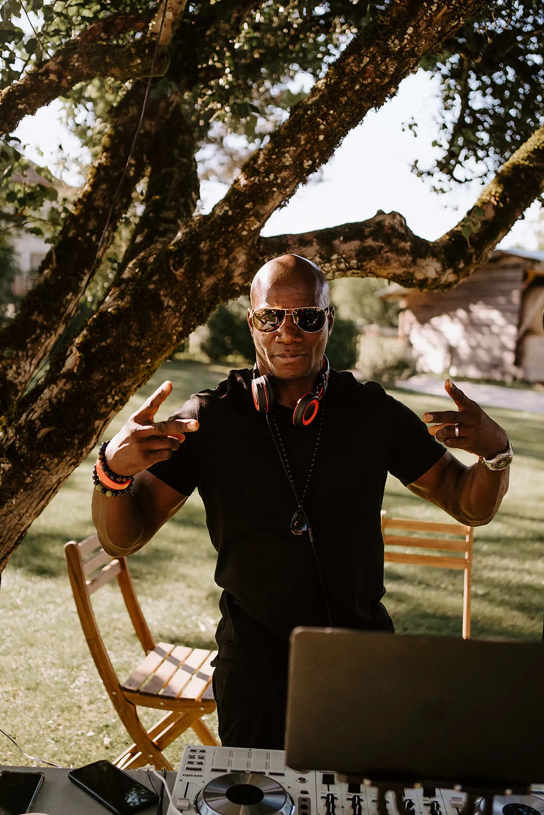 Manuel Vita à la régie DJ pendant un événement