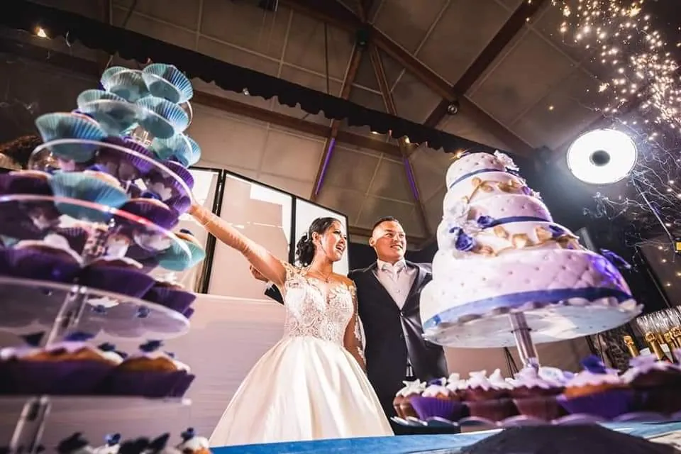 Présentation du gâteau pendant un mariage